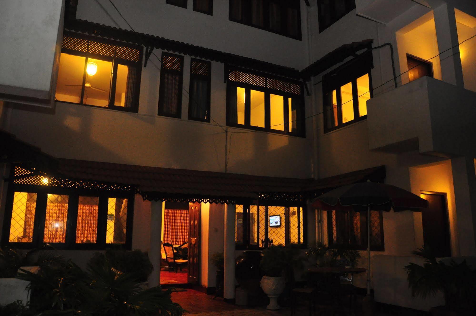 Blue Seas Guest House Dehiwala-Mount Lavinia Exterior foto